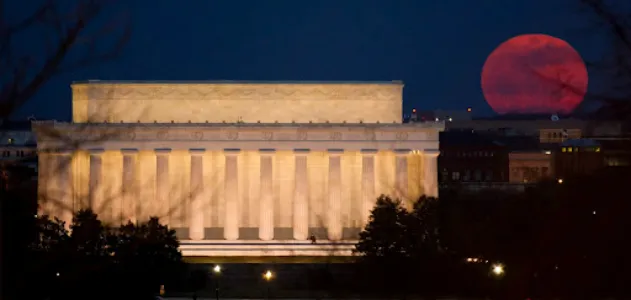 The supermoon of March 2011, rising behind the Lincoln Memorial In Washington, DC