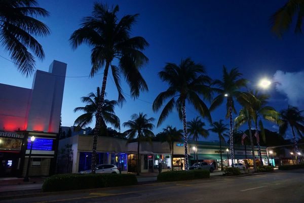 Miami shopping street on a tranquil early morning. i thumbnail