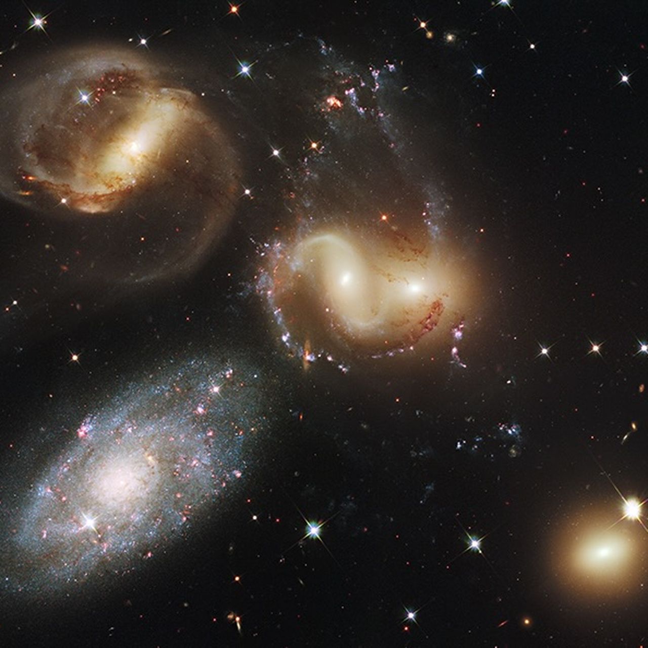 Planete France　Luc Choque　ルーク・ショック Astronomers Spot a Galaxy Smashing Into Its Neighbors at 800