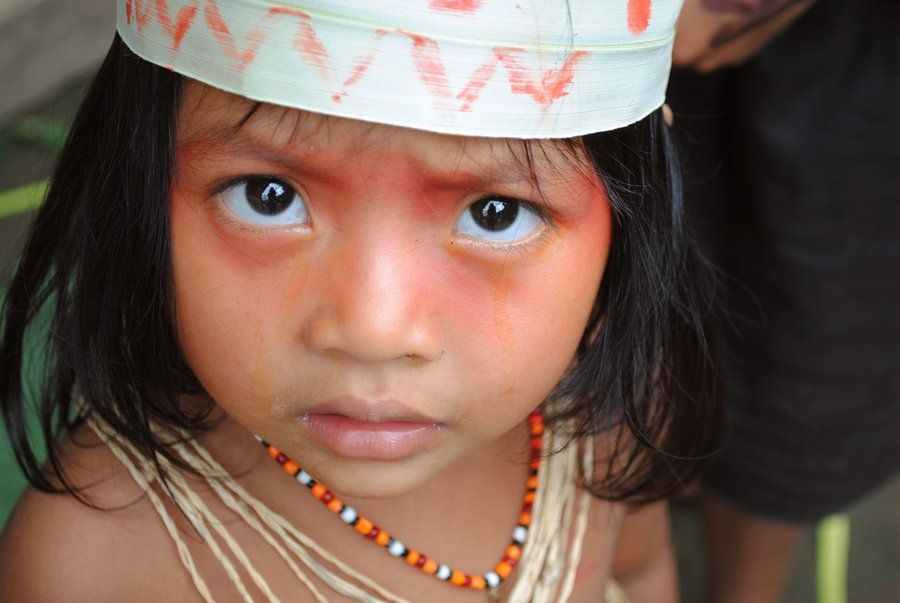 A tiny member of the Huaorani community, a tribe living in the ...