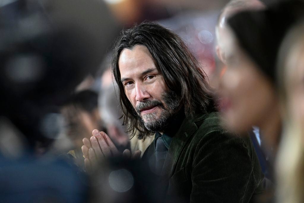 Keanu Reeves clapping