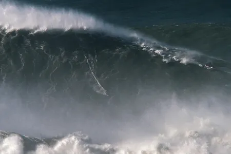 McNamara (in 2013 in Nazaré) still surfs its monster waves, despite the risks. Last year, a fall broke champion British surfer Andrew Cotton’s back.