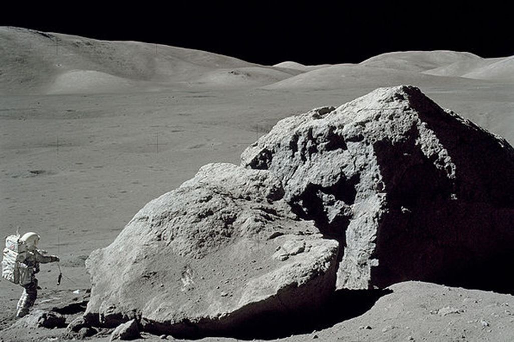 596px-Moon-apollo17-schmitt_boulder-1.jpg