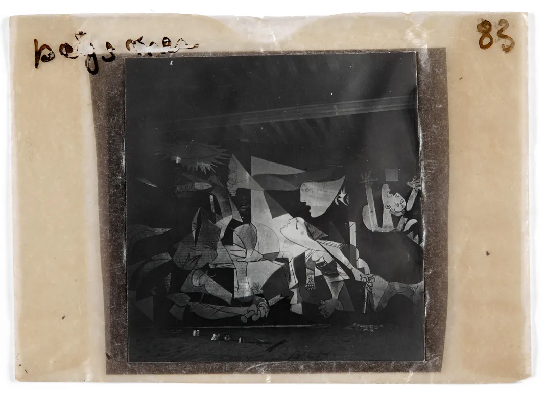 Dora Maar, Guernica en cours de réalisation dans l’atelier de la rue des Grands Augustins, Paris, mai-juin 1937​​​​​​​, 1937