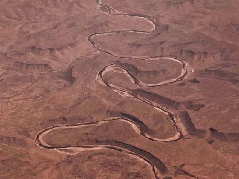 A small river winds its way through the Australian desert | Smithsonian ...