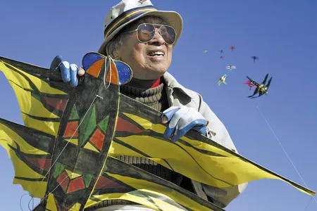 Artist Tyrus Wong, with kites of his own design, at California&#39;s&nbsp;Santa Monica Beach