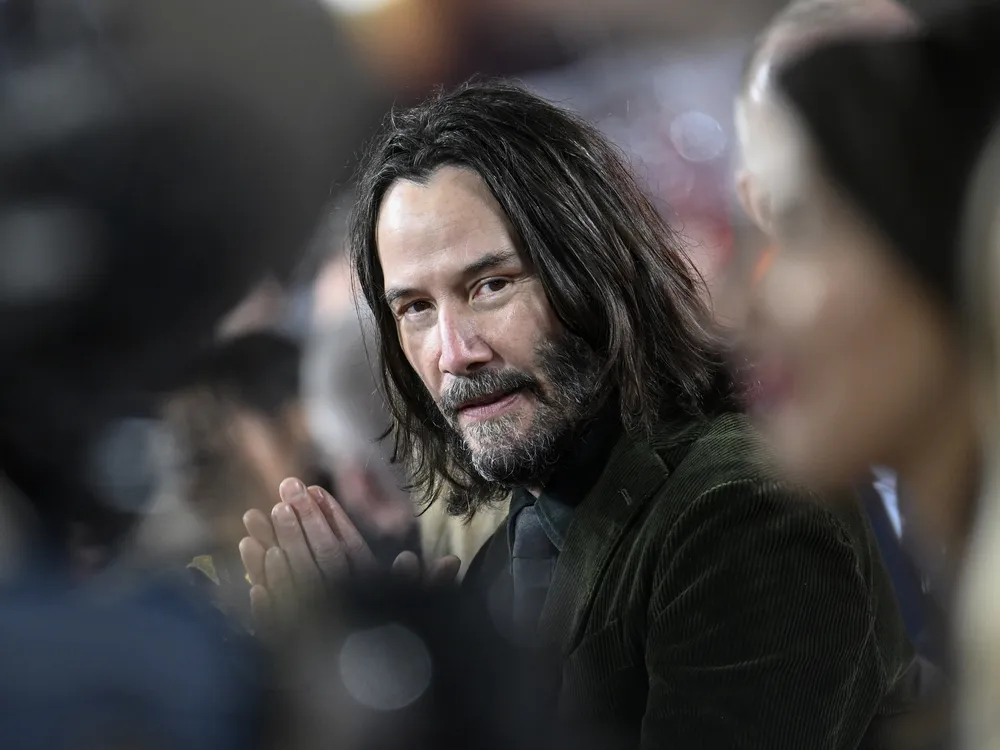 Keanu Reeves clapping