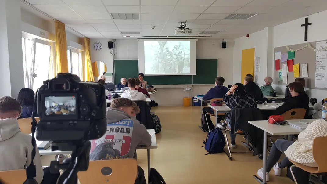 Erwin Farkas speaks to students at the former Kloster Indersdorf.