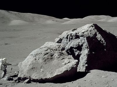596px-Moon-apollo17-schmitt_boulder-1.jpg