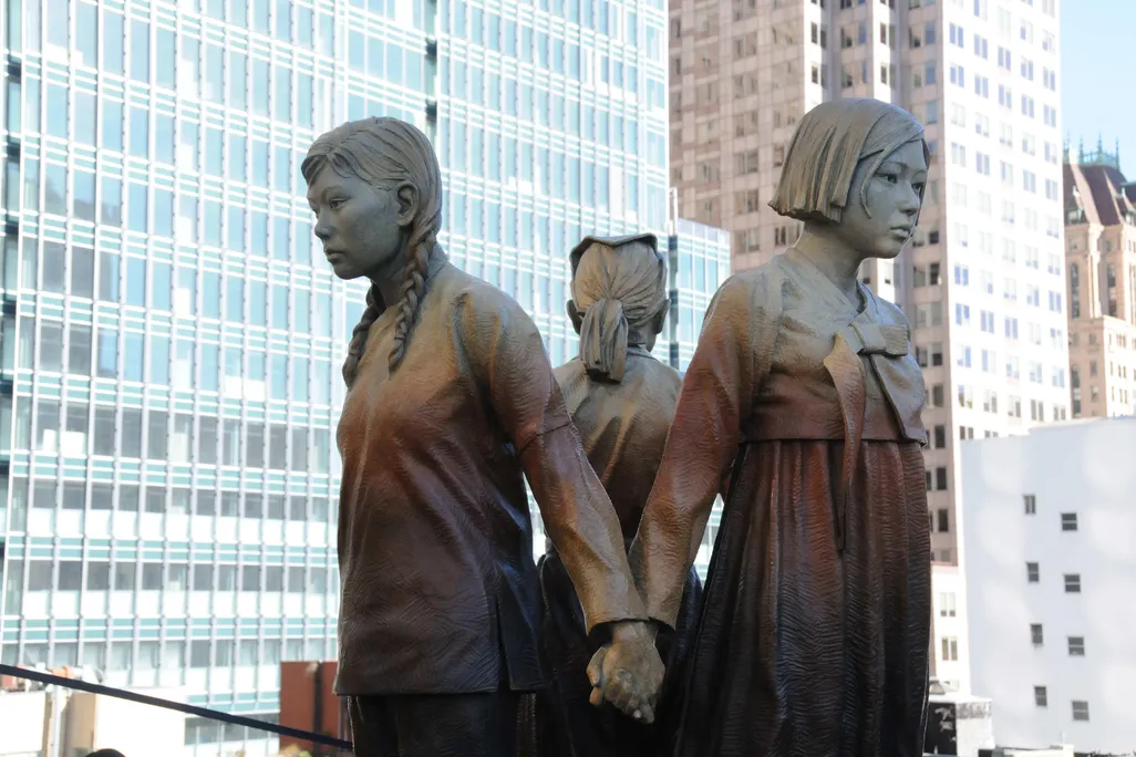 statue