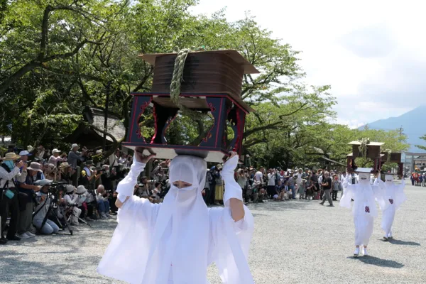 The "UNARI", messengers of God, carry offerings to the gods on their heads and visit the green rice fields in the town thumbnail