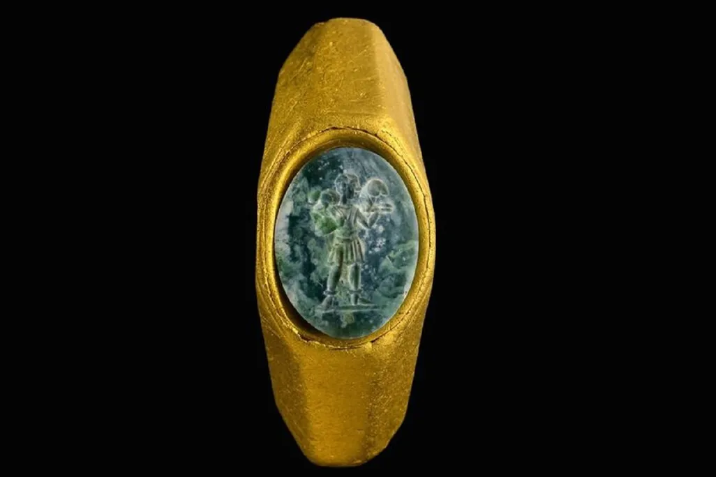 Gold ring with green gemstone carved with shepherd image