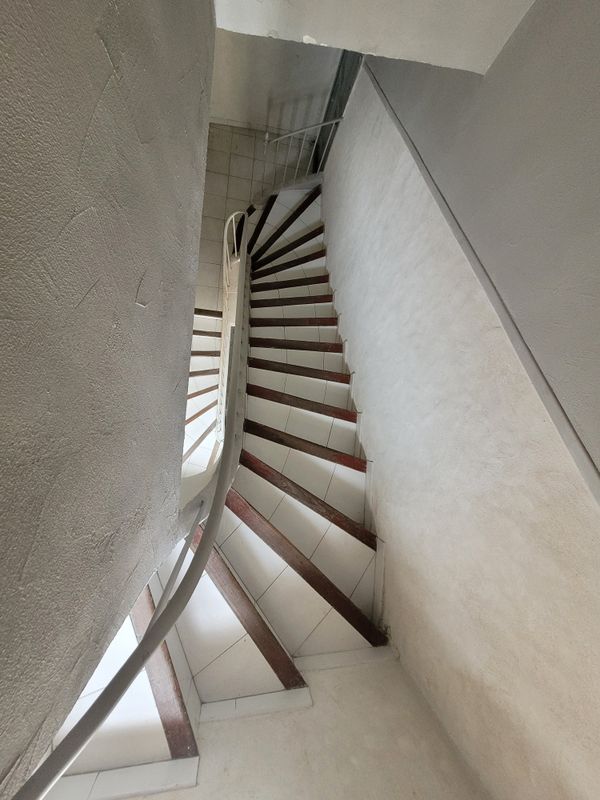 Spiral stair in apartment in Isle Sur La Sorgue, FR thumbnail