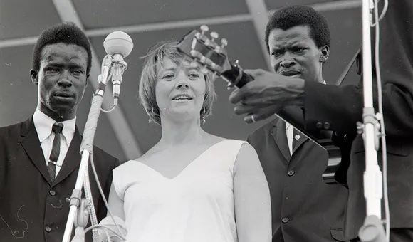 Barbara Dane with the Chambers Brothers at the 1965 Newport Folk Festival. (Photo by Diana Davies, Ralph Rinzler Folklife Archives)