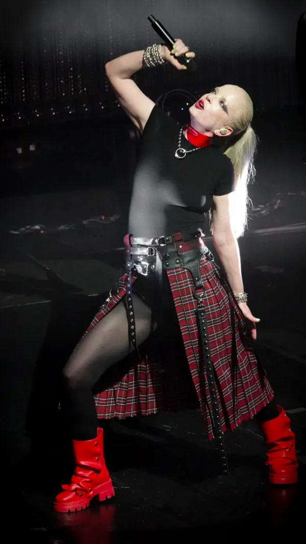 When Shirley Manson sings, even the spotlight listens thumbnail