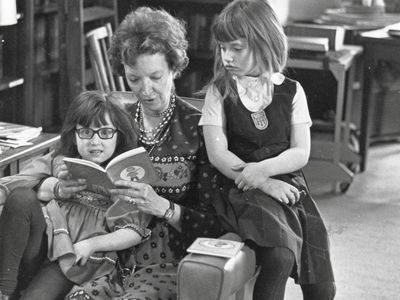 Madeleine L'Engle, with granddaughters Charlotte and L&eacute;na, in 1976.