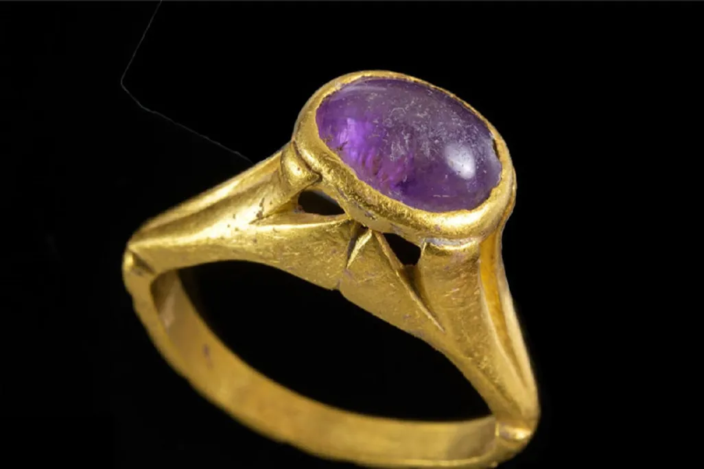 gold ring with amethyst