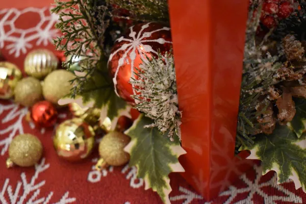 A festive centerpiece. thumbnail