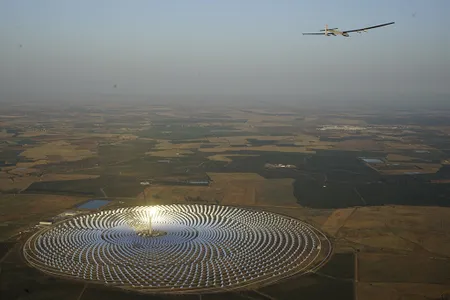 In July 2016, a solar-powered airplane flying over the desert region of Andalusia in Spain photographed breathtaking images of the Gemasolar concentrated solar power plant.