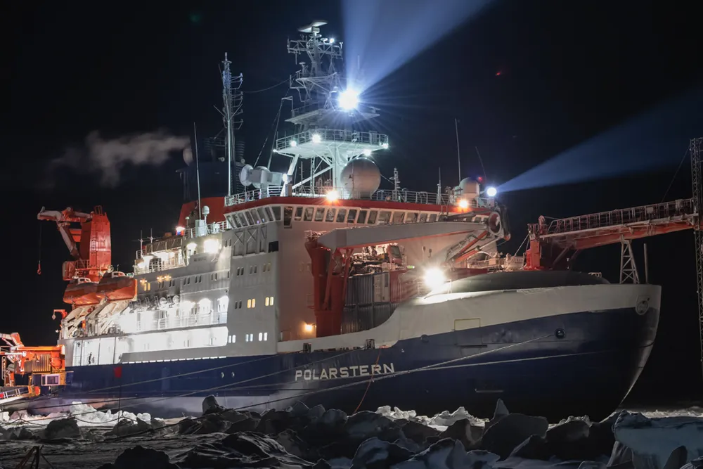Opener_The Polstern ship at night in the ice