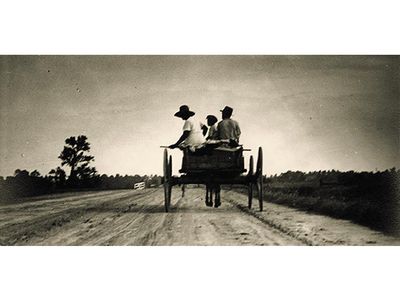 After a year in graduate school in New York City, Eudora Welty returned to her native Mississippi and began taking pictures (Home by Dark).