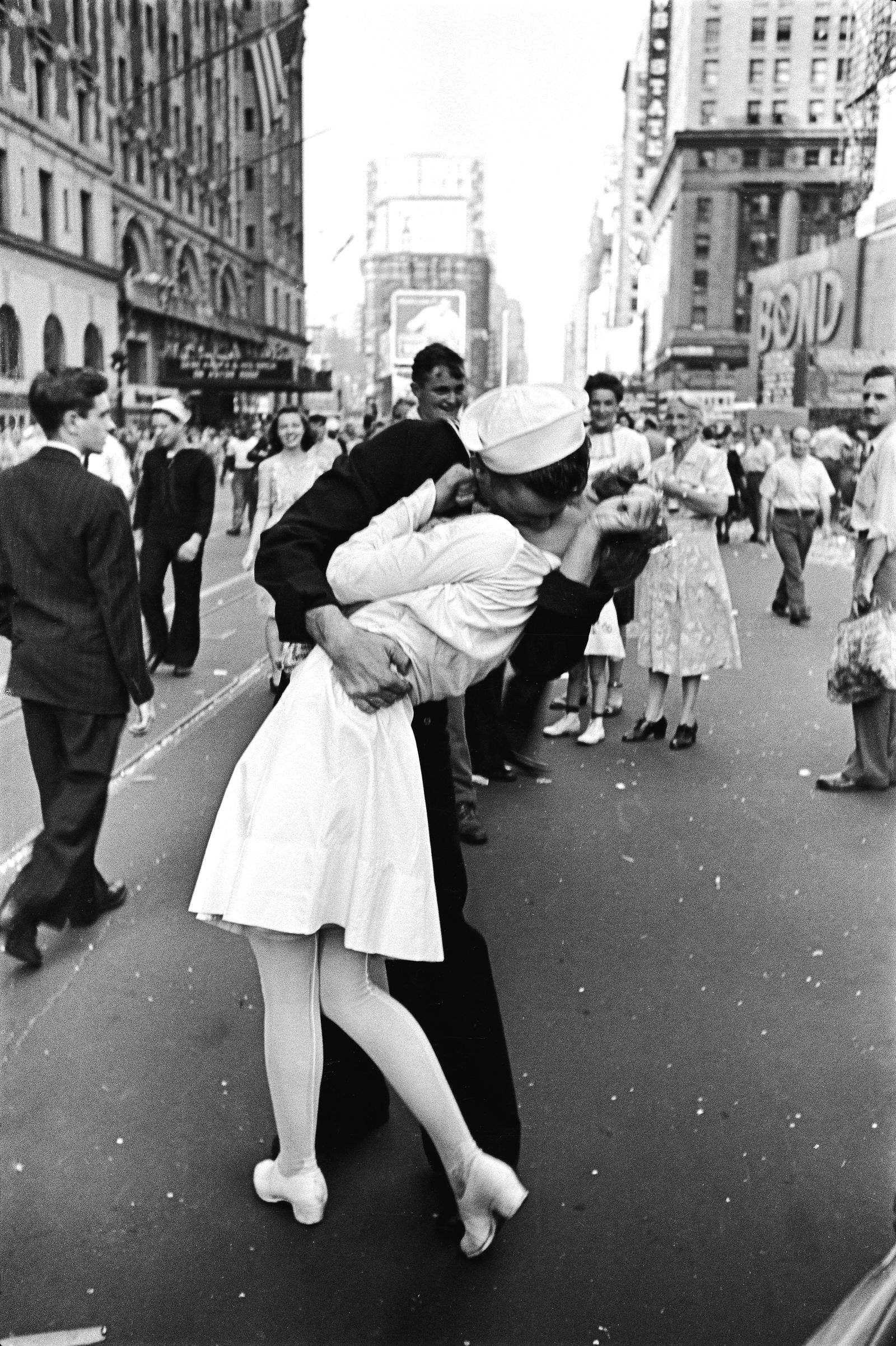 The Woman in the Iconic V-J Day Kiss Photo Died at 92, Here's Her