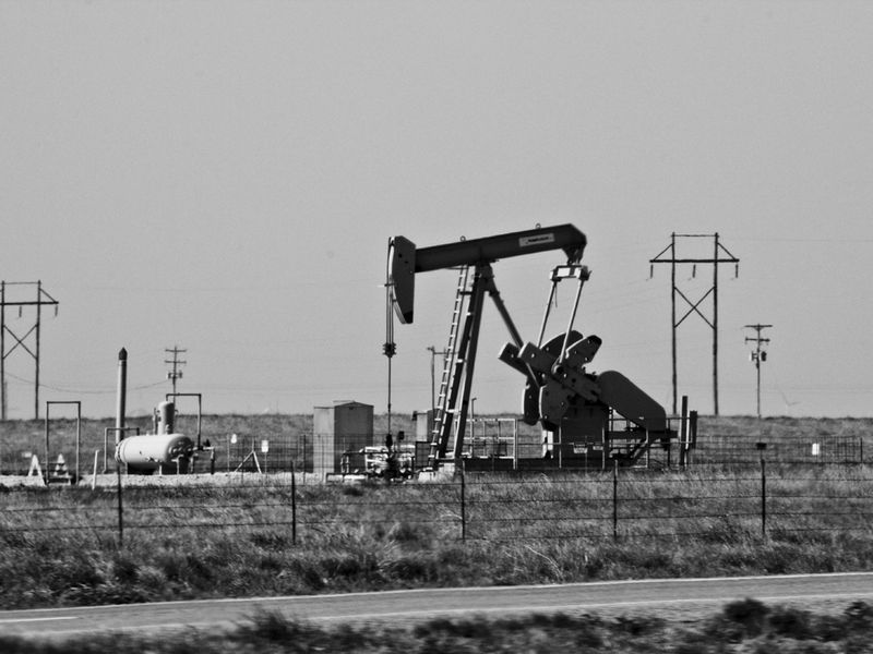 a working oil rig | Smithsonian Photo Contest | Smithsonian Magazine