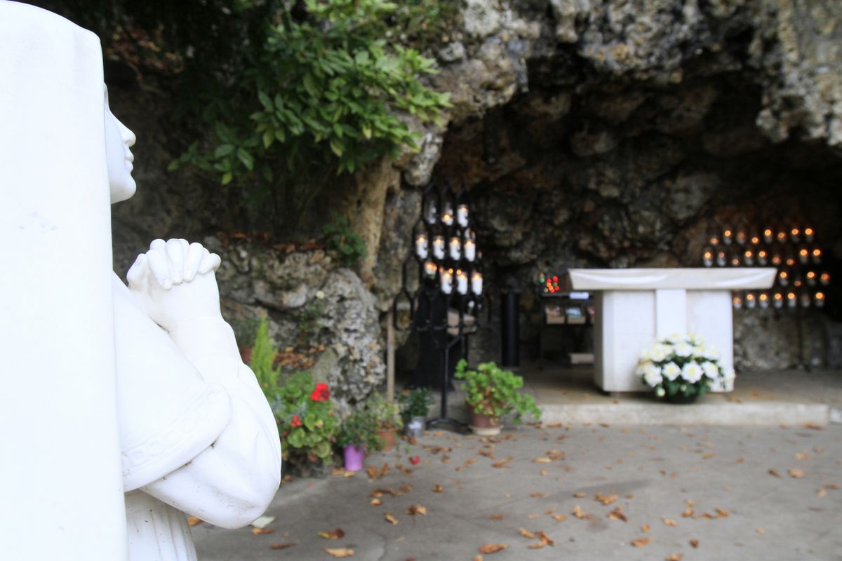 Two French Towns Are Battling Over a Saint's Remains, image size:1200x800