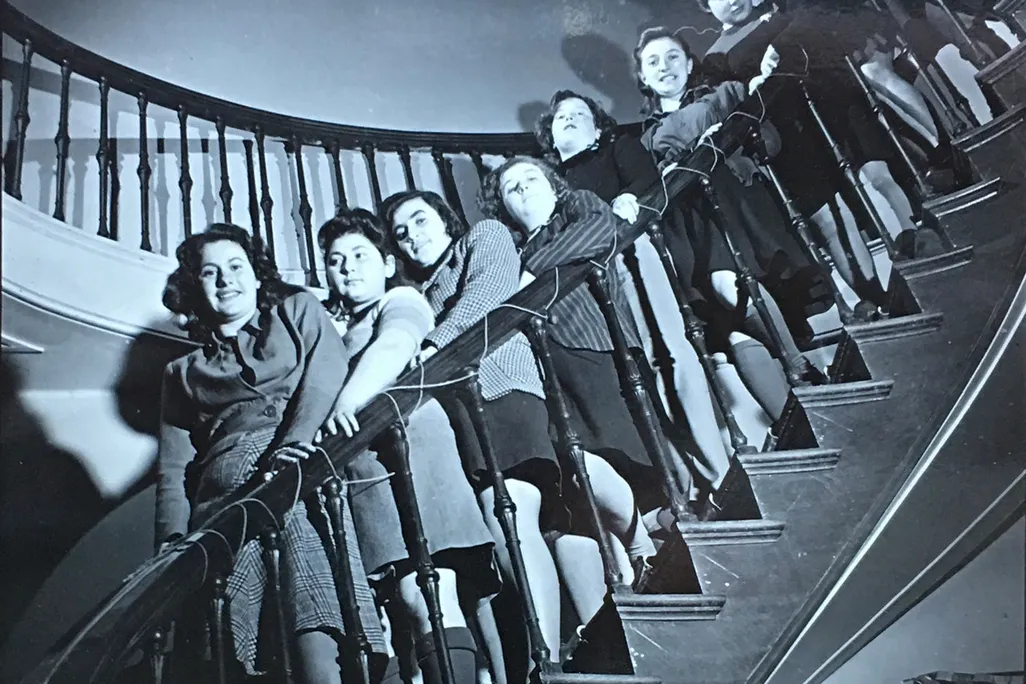 Senior girls at Bunce Court
