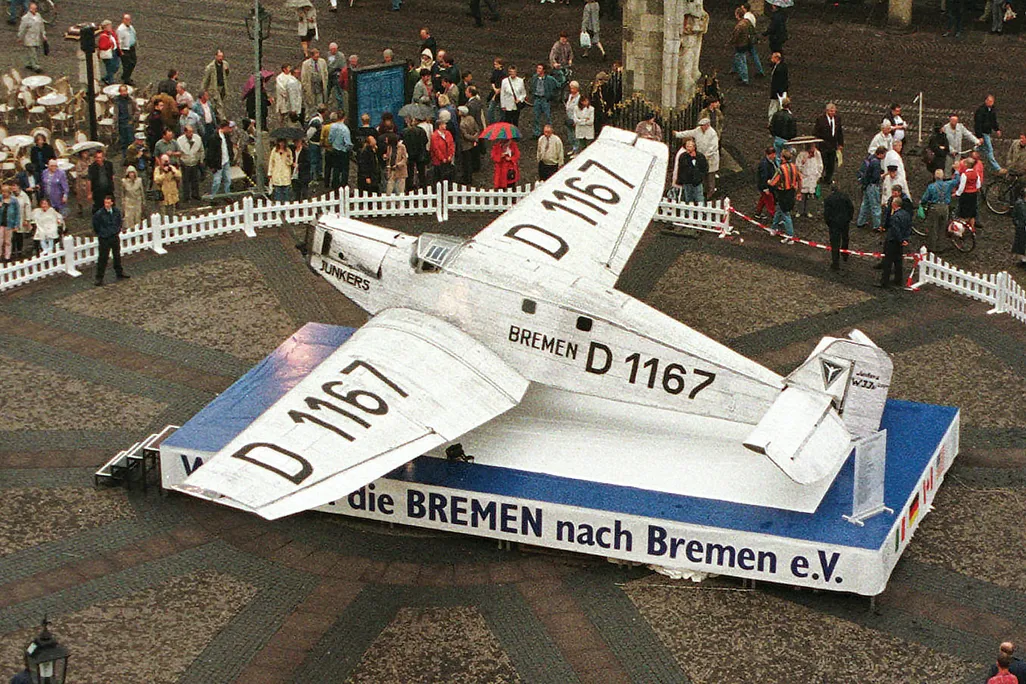 people clustered around the Bremen