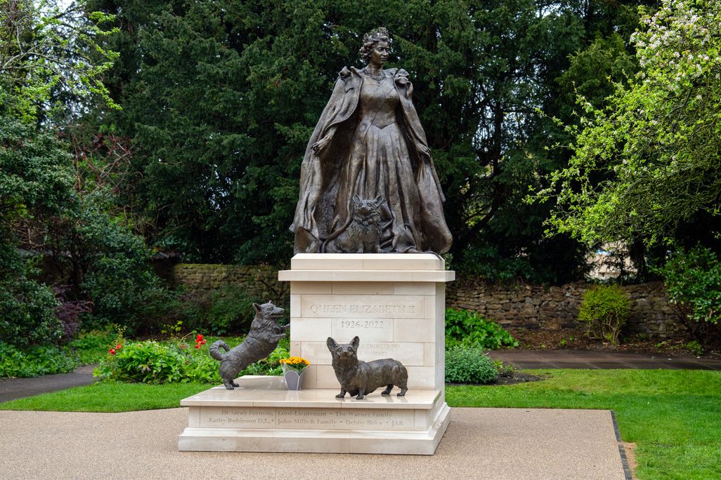 Bronze statue of Queen Elizabeth and corgis