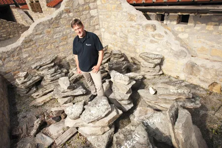 Wolfgang Neubauer (at Carnuntum’s center) estimates the  population at 50,000.