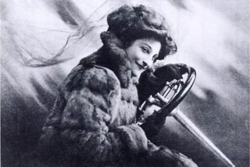 Dorothy_Levitt_Frontspiece_to_The_Woman_and_the_Car.jpg