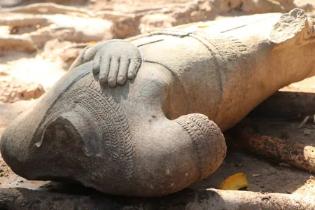 The body of the statue is missing its head, feet and right hand.