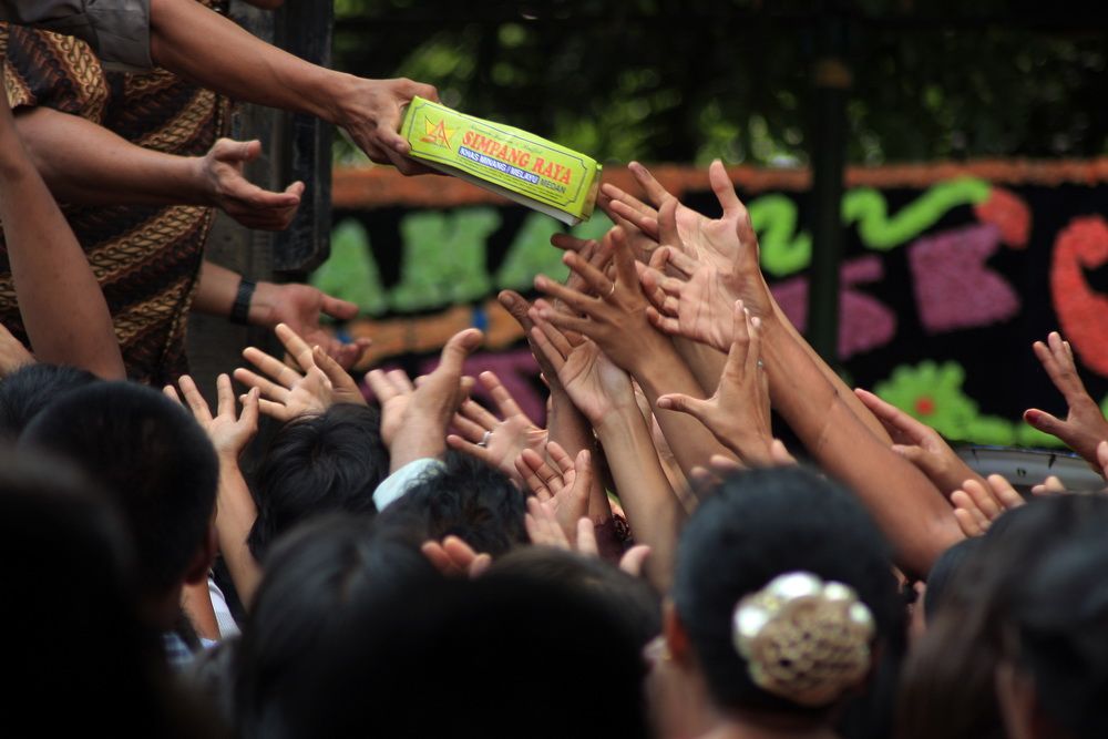  People  jostled each other when the box of rice birthday 