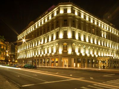Formerly an arcade and office building, dating to 1917, the structure underwent a city-led restoration and reopened last year as the Hotel Manzana Kempinski.
