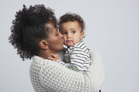 Infants exposed to their mother&rsquo;s scent during interactions with strangers were more relaxed, smiled more and made more eye contact.