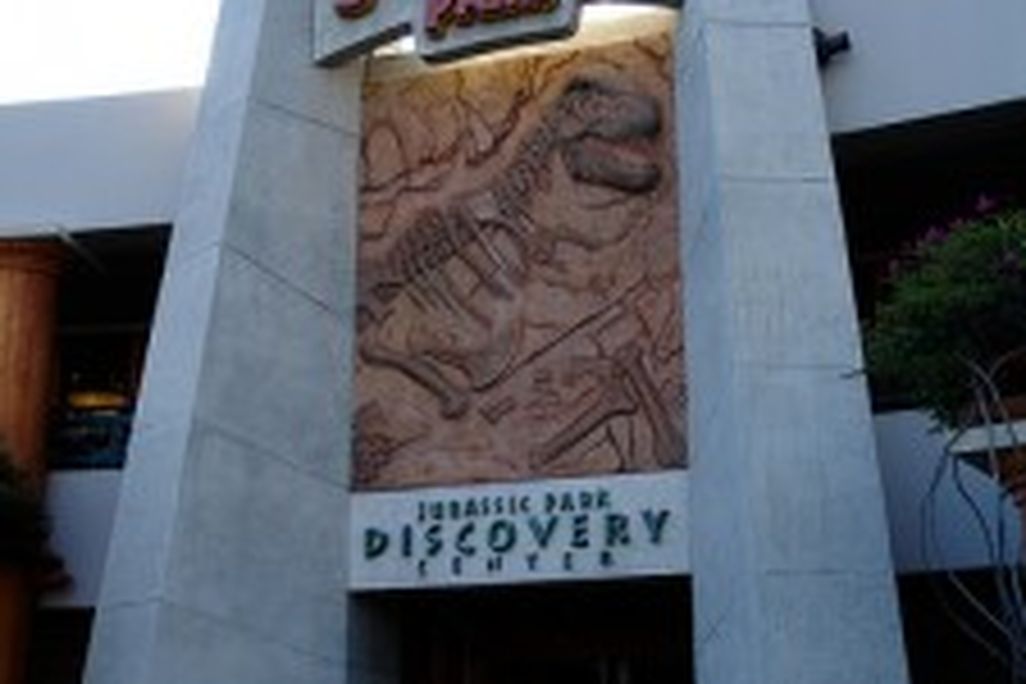20110520083136jurassic-park-discovery-center-225x300.jpg