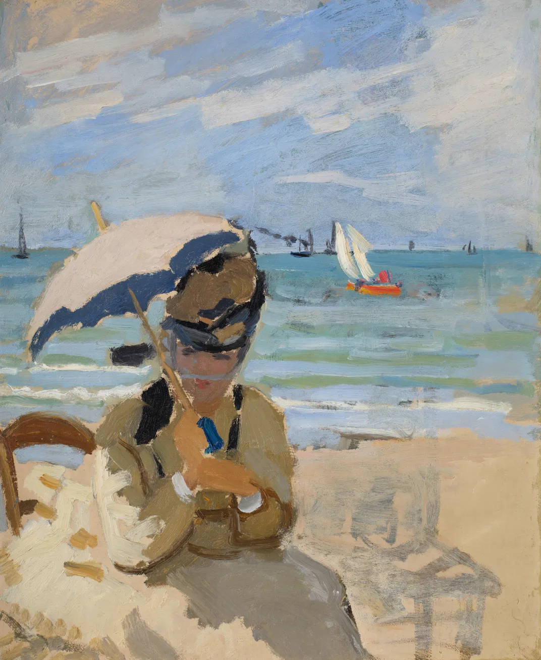 Camille assise sur la plage à Trouville