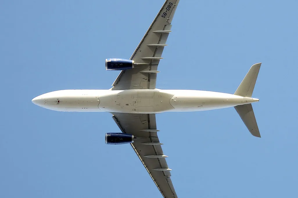 1280px-Cyprus_airways_a330-200_5b-dbs_arp.jpg