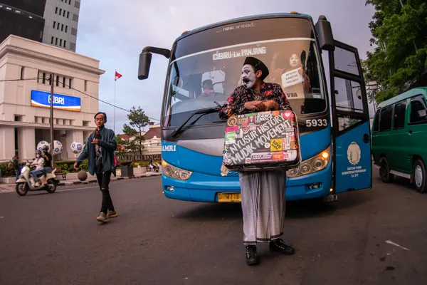 STREET PANTOMIME PERFORMANCE OF HOMECOMING TRADITION thumbnail