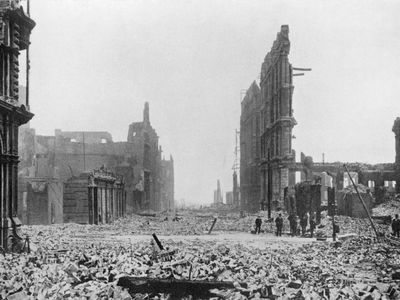 A view looking down Pine Street in the wake of the 1906 Earthquake.
