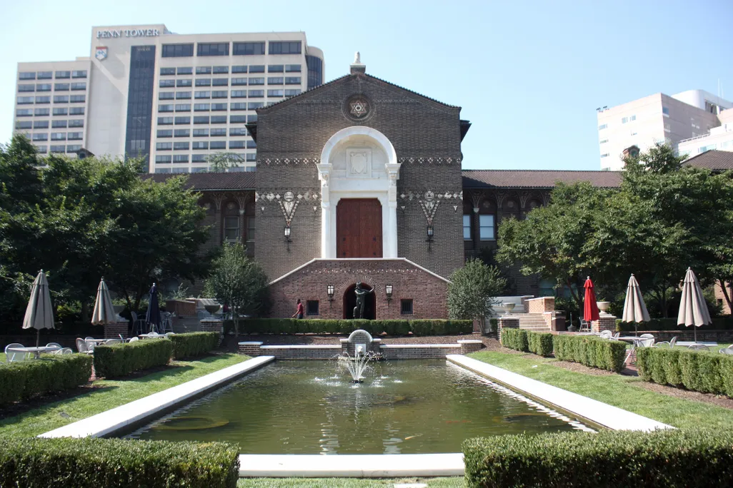 The front garden, reflecting pool and main entrance of the Penn Museum