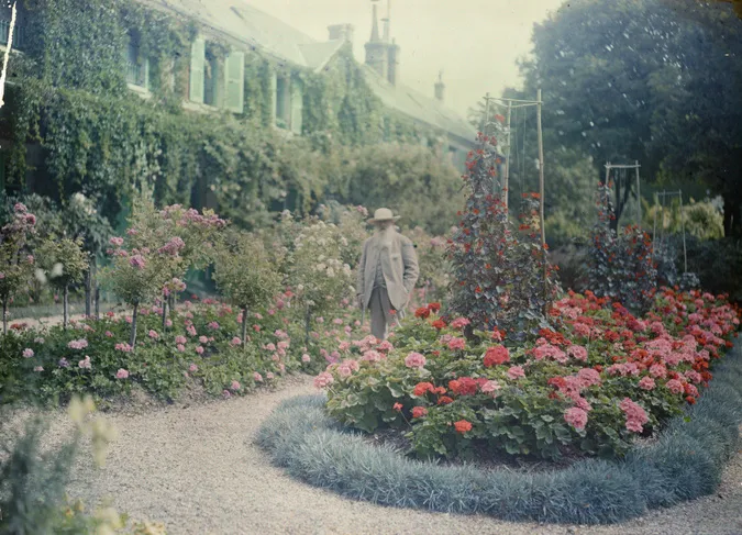 Claude Monet in front of his house