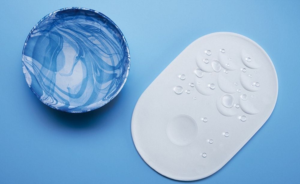 Self cleaning plate