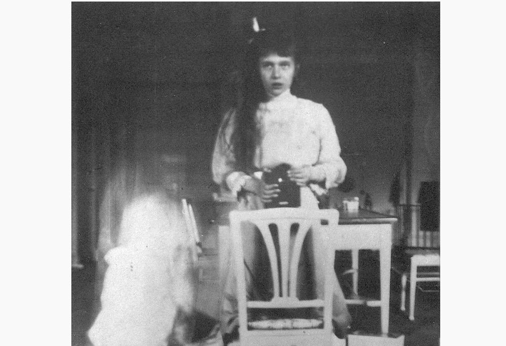 Grand_Duchess_Anastasia_Nikolaevna_self_photographic_portrait.jpg