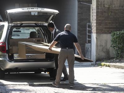 FBI agents loading Basquiat paintings into vehicles at the Orlando Museum of Art
