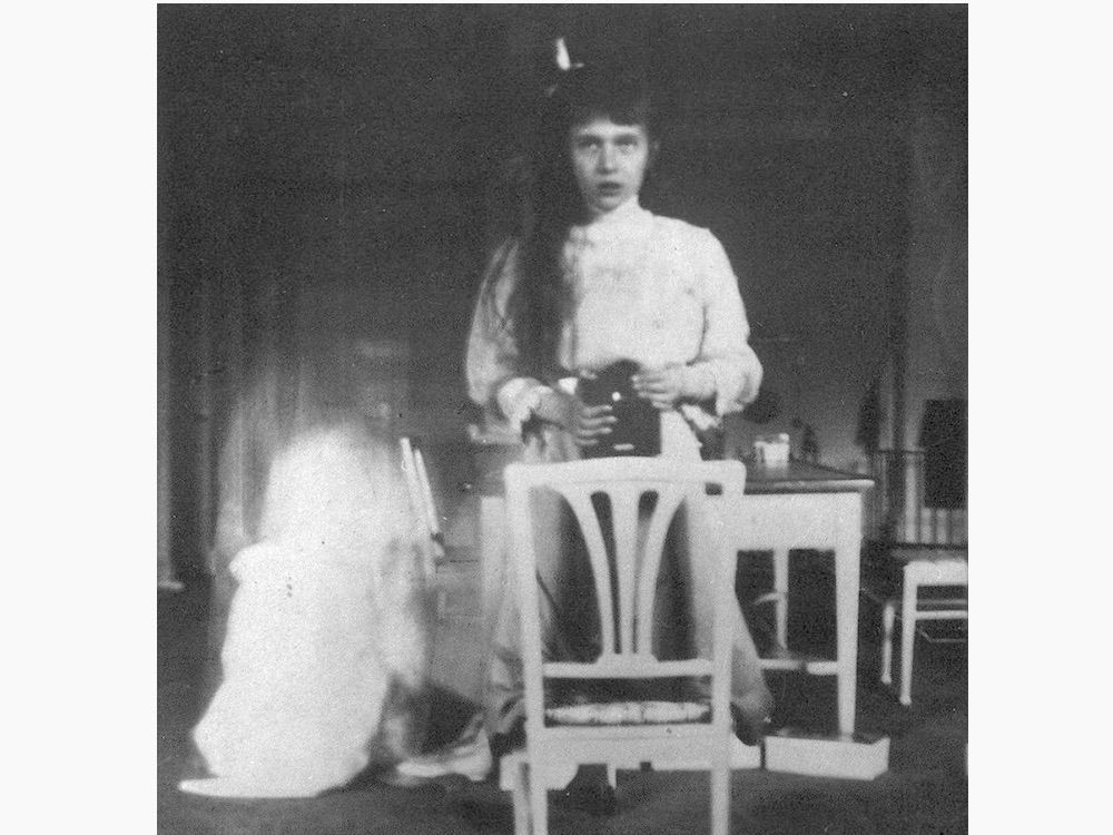 Grand_Duchess_Anastasia_Nikolaevna_self_photographic_portrait.jpg