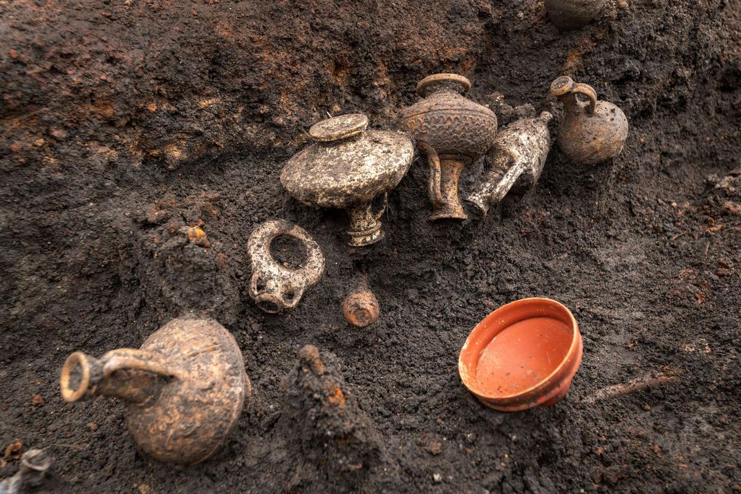 Pottery found in the grave
