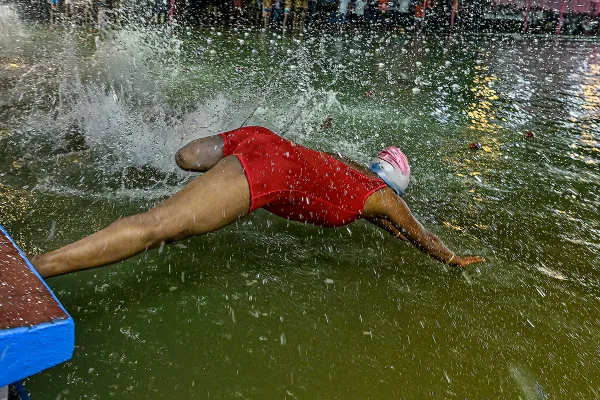 Daredevil diving thumbnail